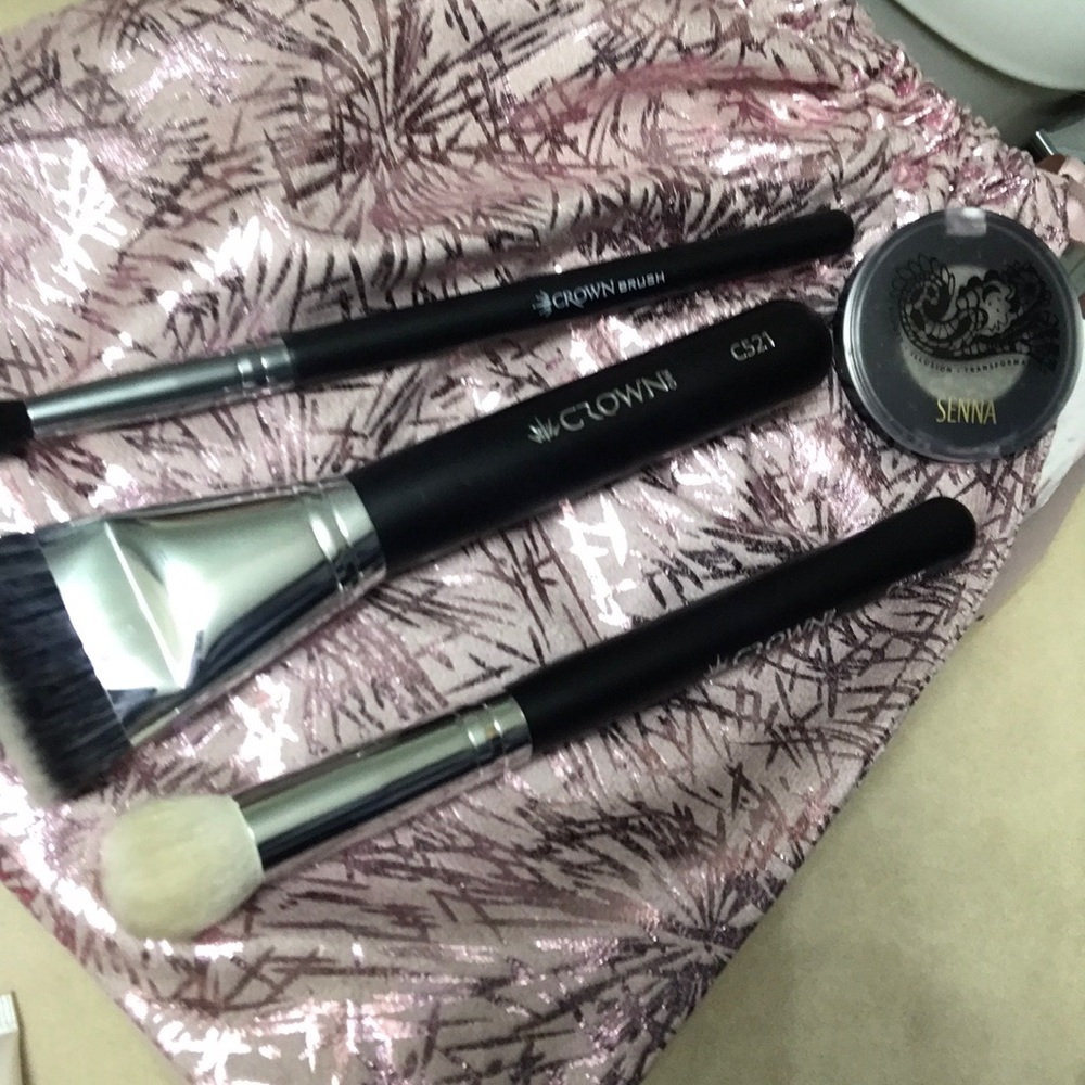 Crown make up brushes & Free Senna shadow